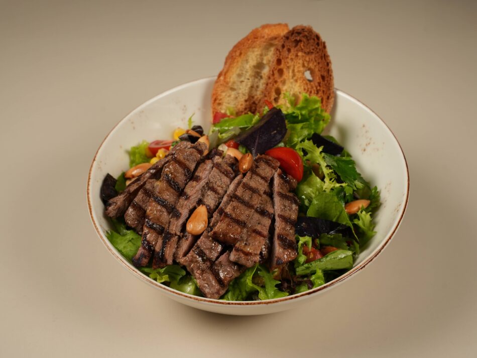 BADEMLİ  BİFTEK SALATA