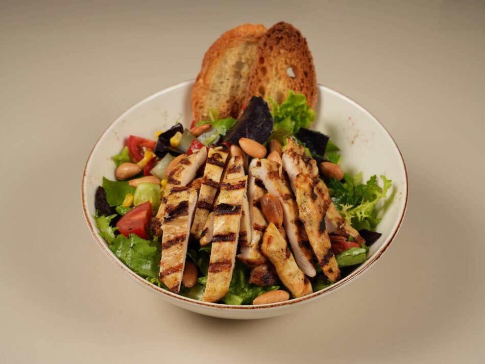 BADEMLİ TAVUK SALATA